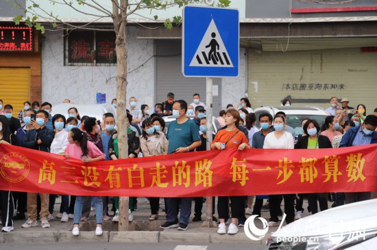 考场外等候的家长。金年会 黄帆摄